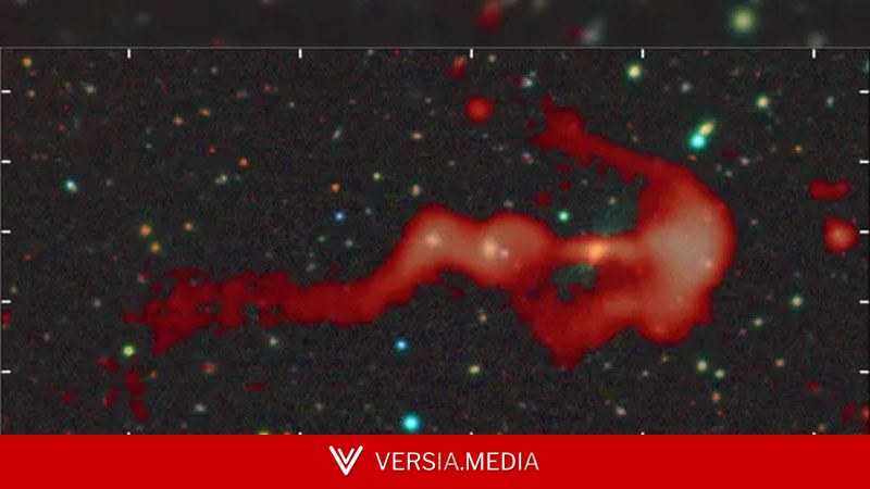 Далёкая галактика ворвалась в галактическое скопление и устроила там световое шоу на полнеба