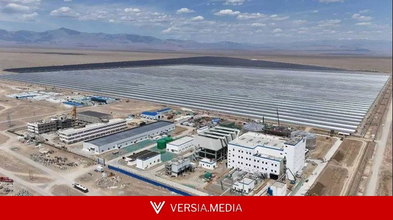 Китай запустил крупнейшую в мире гибридную солнечную электростанцию, работающую и после заката