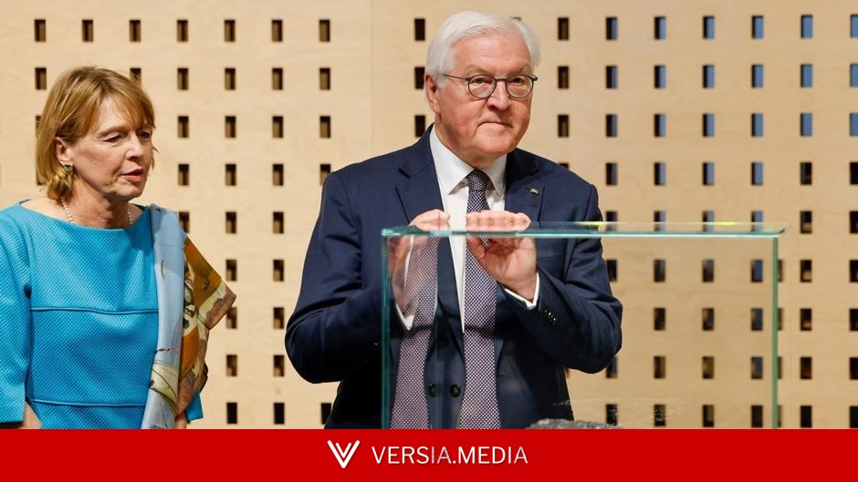 Президент Германии Штайнмайер передал музею кусок угля
