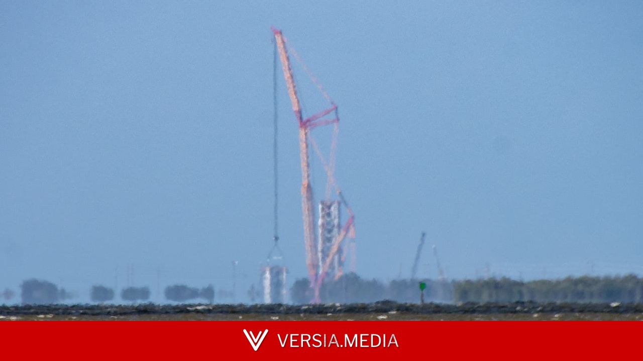 Самый мощный в мире кран строит первую башню Mechazilla на мысе Канаверал для Starship, а Blue Origin восстанавливает площадку для New Glenn