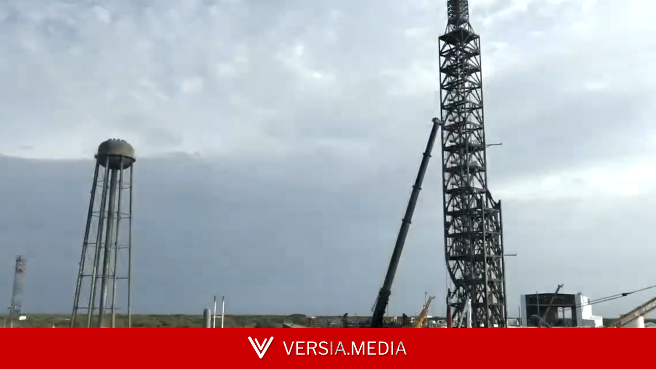 Огромный 180-метровый кран разбирает стартовую башню после взрыва ракеты New Glenn. Blue Origin ускоряет ремонт