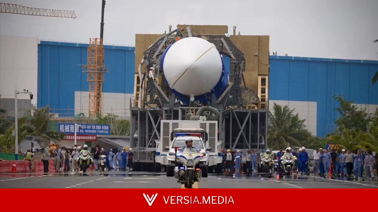 Это новейшая китайская многоразовая ракета, которую будут ловить сетями: Long March 10B установили на стартовый стол